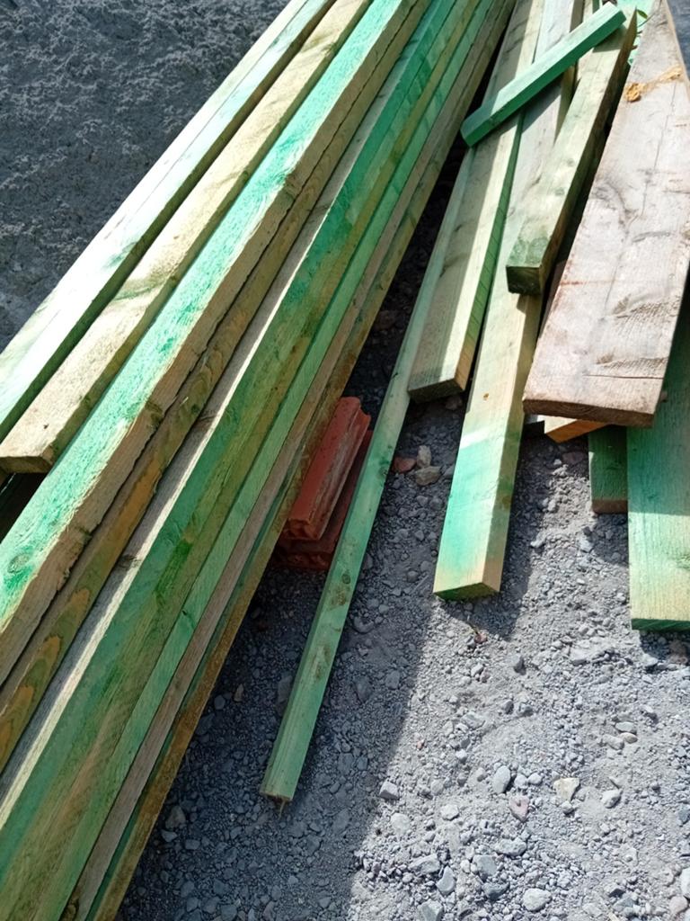 Gedrenkt hout 3.5 cm dik 10 breed 4.50 lang 31 stuks, Ophalen, Balken