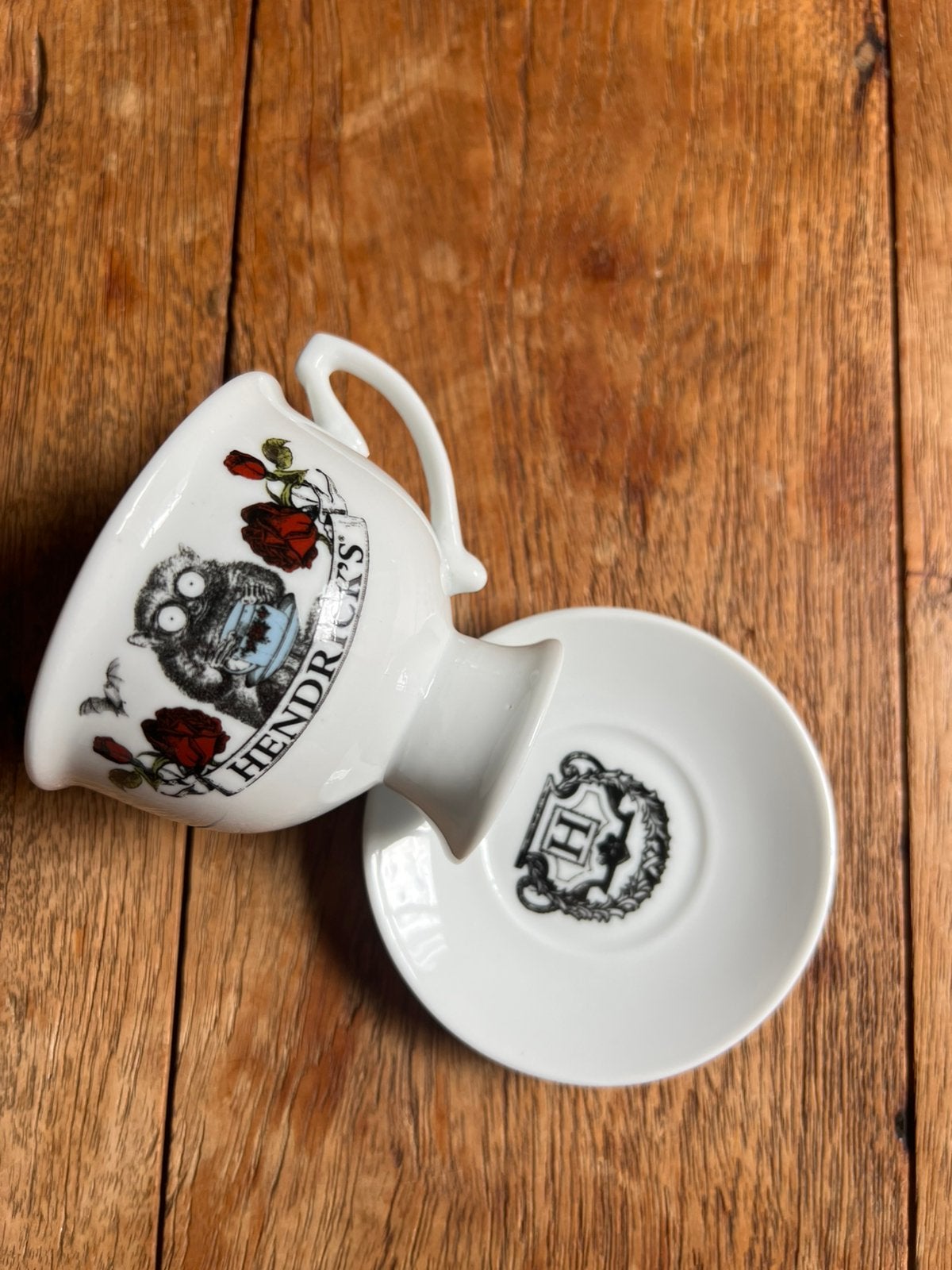 Hendrick’s Gin kop schotel theekop op voet uil Oscar Wilde, Verzamelen, Ophalen of Verzenden, Nieuw, Porselein, Kop en/of schotel