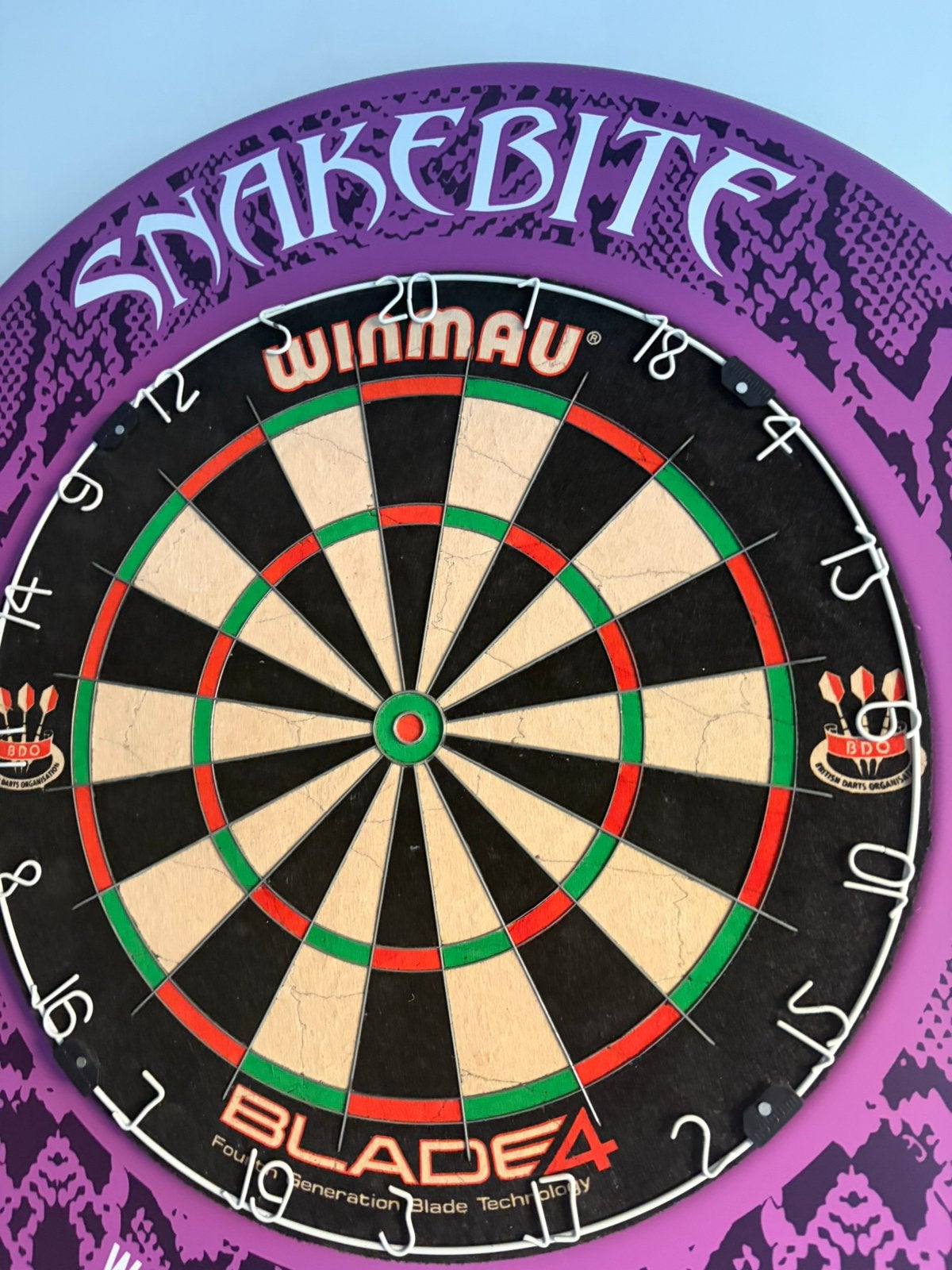 Winmau blade 4 dartsbord met snakebite ring nieuw., Ophalen, Nieuw, Dartbord
