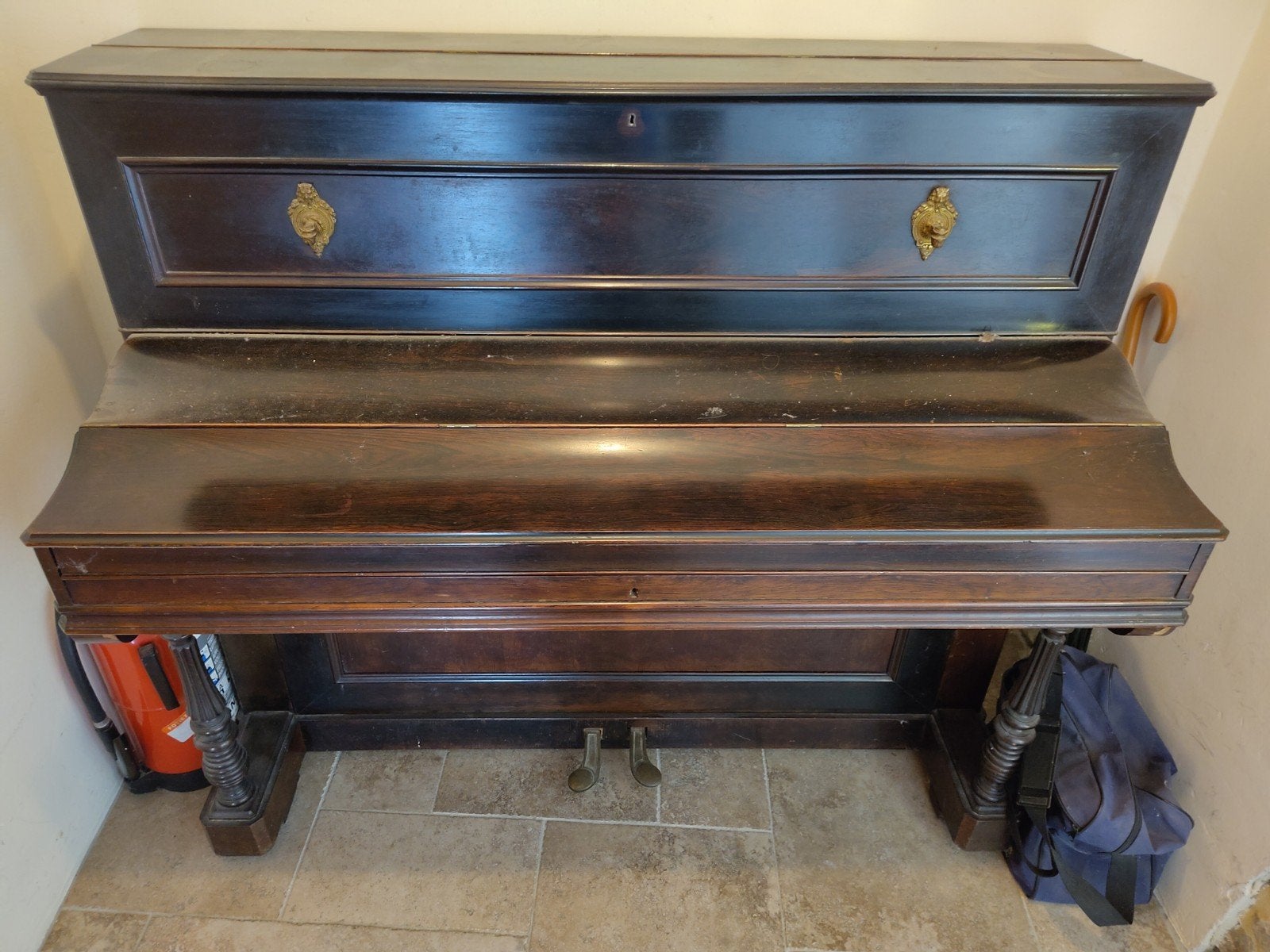 Piano de bastringue à donner (sur roulettes), Enlèvement, Piano