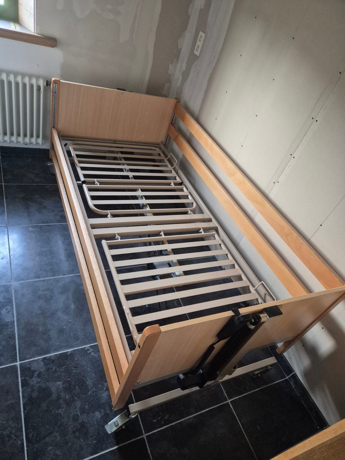 ziekenbed te koop, Huis en Inrichting, Ophalen, Eenpersoons