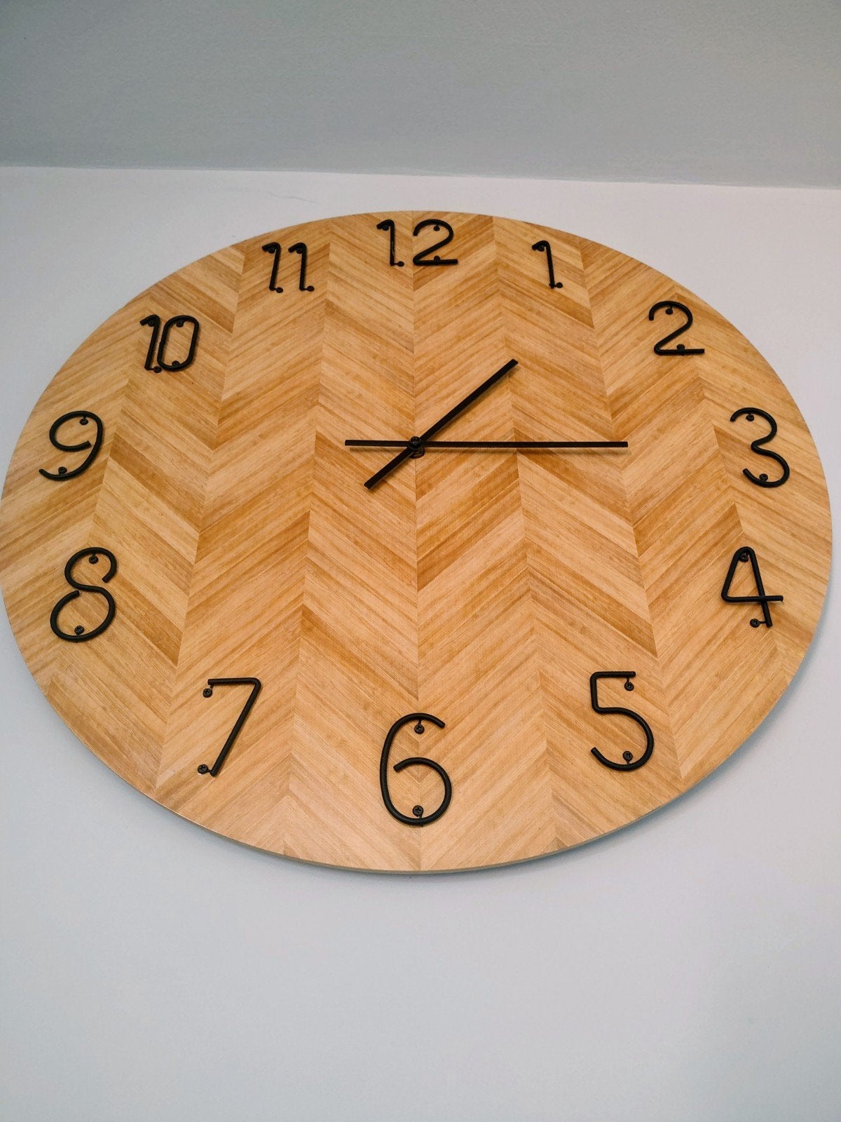Decoratieve wandklok in houtlook, Huis en Inrichting, Ophalen, Wandklok, Analoog, Zo goed als nieuw