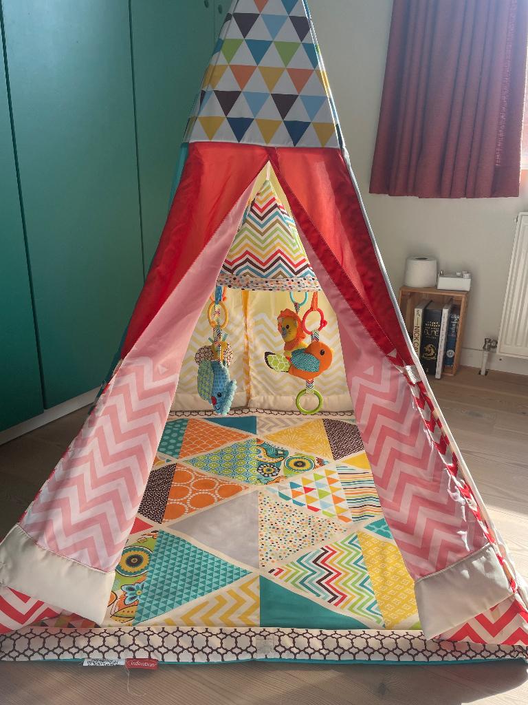 Speelkleed Infantino met teepee en mobiel, Kinderen en Baby's, Speelgoed | Speeltenten, Gebruikt, Ophalen