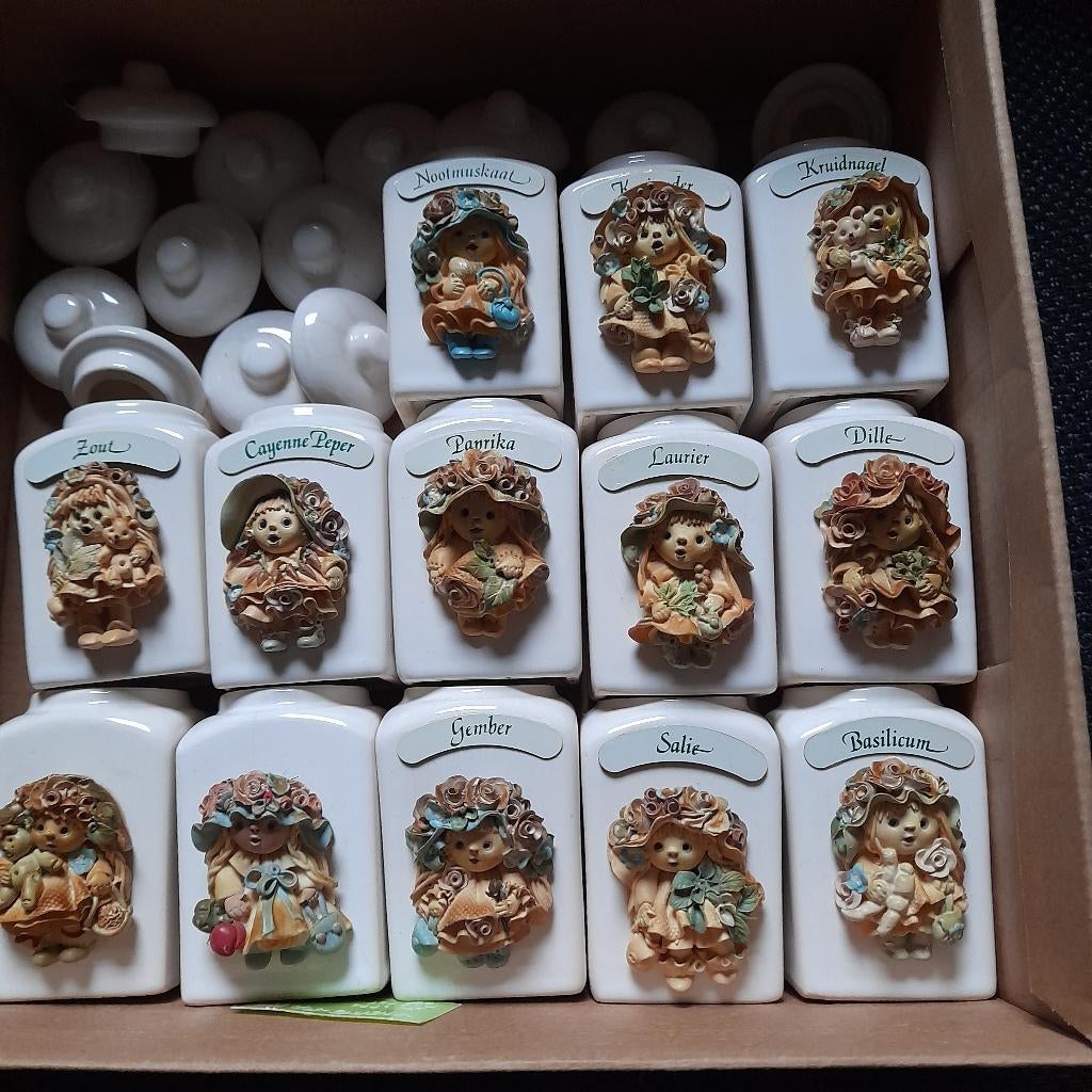 13 kruidenpotjes met figuurtje vooraan op . Nooit gebruikt, Huis en Inrichting, Ophalen, Nieuw