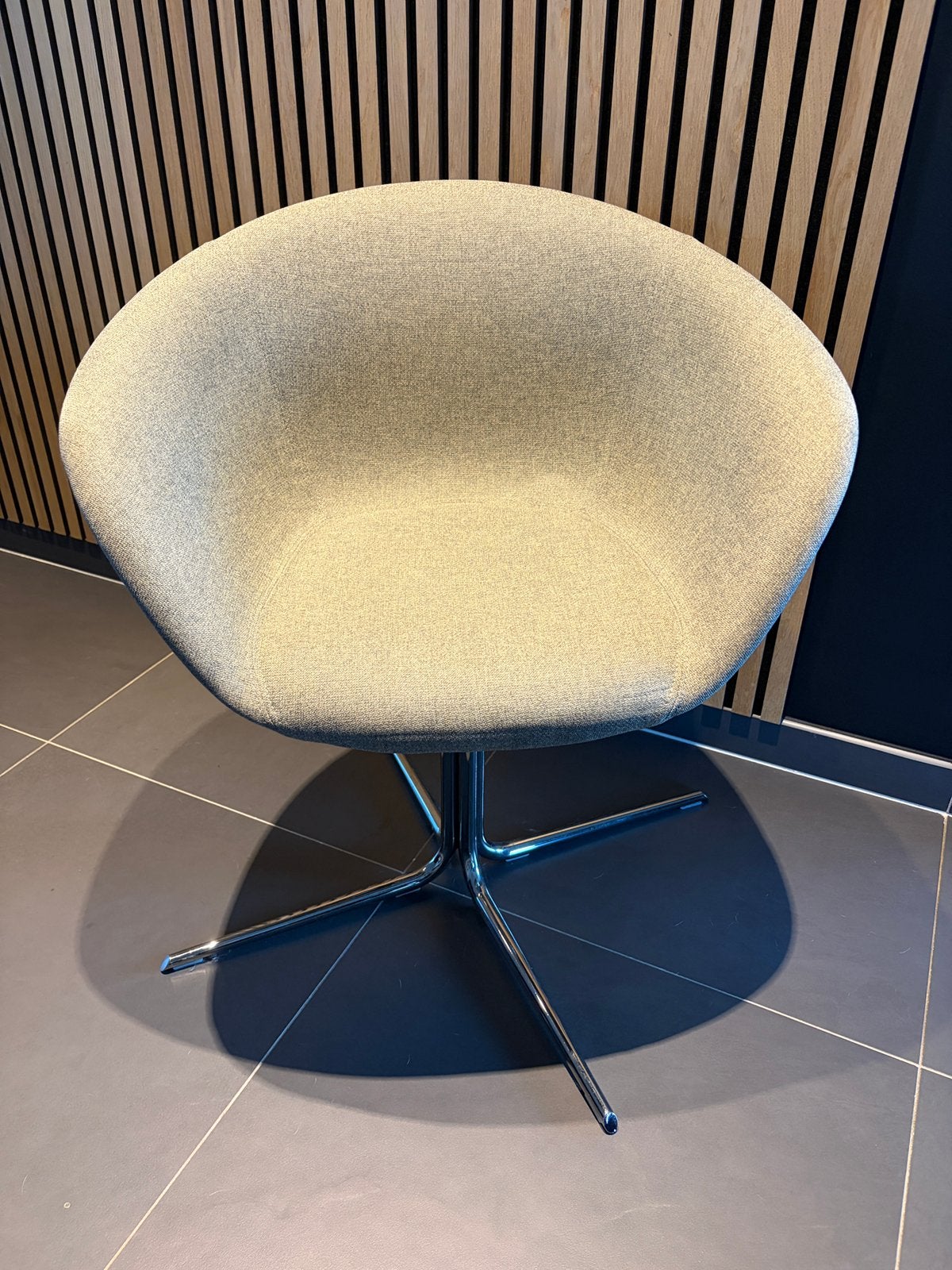 Arper Duna designstoel grijs/chroom, Huis en Inrichting, Ophalen, Zo goed als nieuw