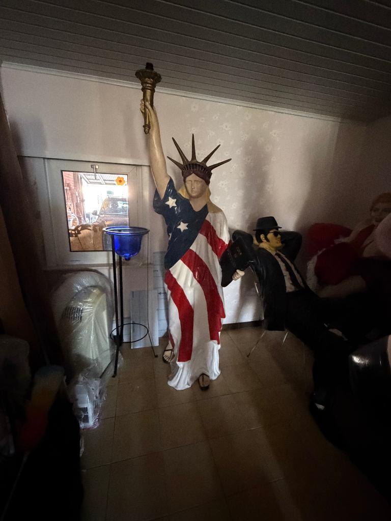 Polyester vrijheidsbeeld, Ophalen