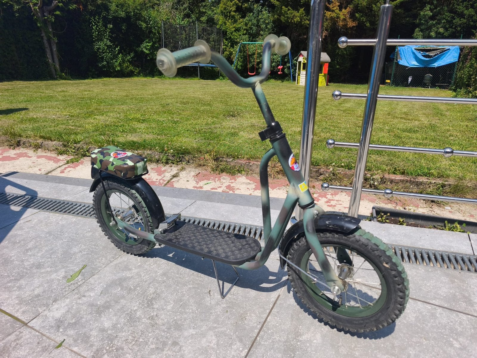 Trotinette 12" avec frein et béquille, Vélos & Vélomoteurs, Trottinettes, Enlèvement, Comme neuf