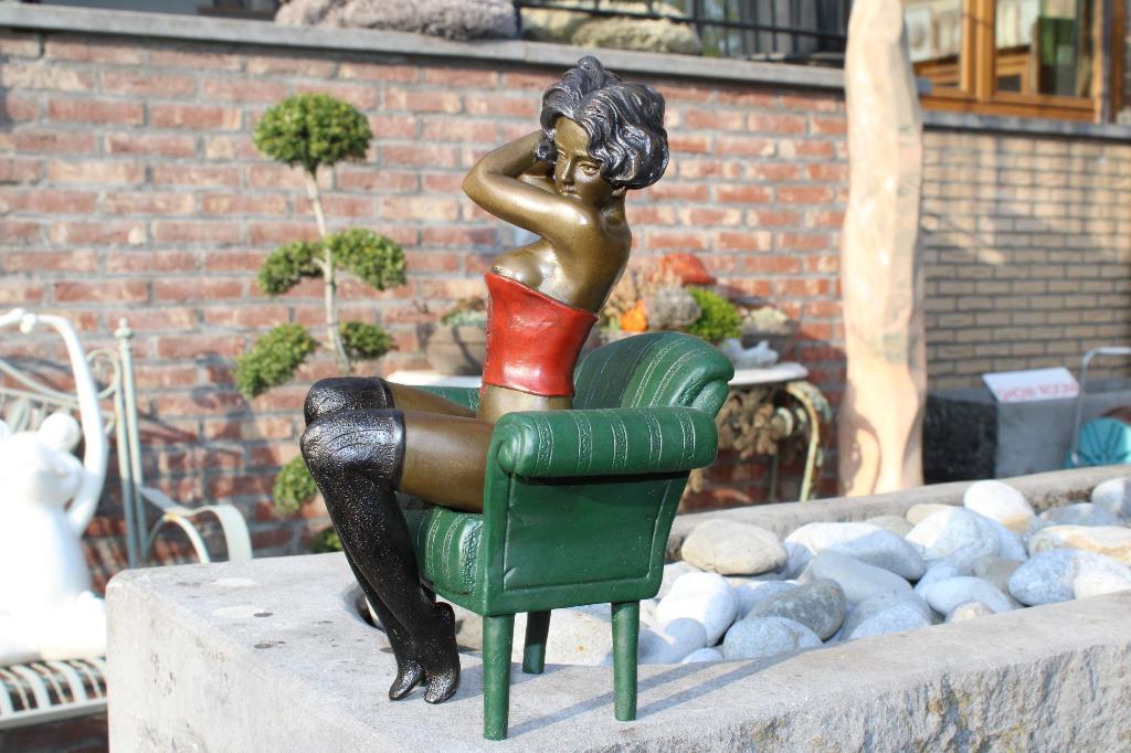 femme en corset et bas en bronze , signé MILO, Enlèvement ou Envoi, Bronze