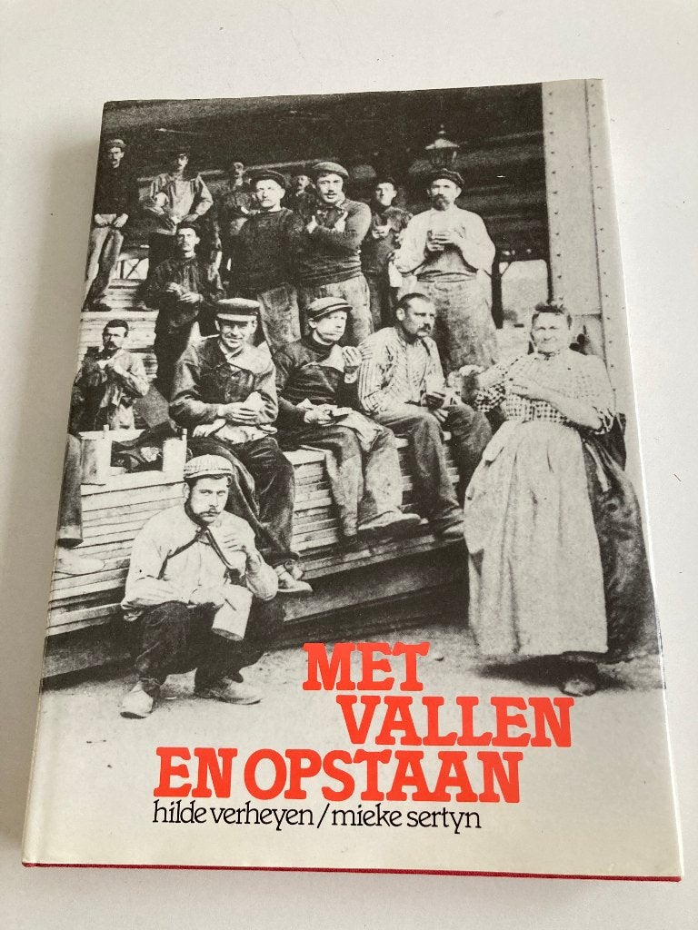 Boek Antwerpse Soc. Mutualiteit " Met vallen en opstaan ", Enlèvement ou Envoi, Comme neuf, Verheyen & Sertyn, 20e siècle ou après