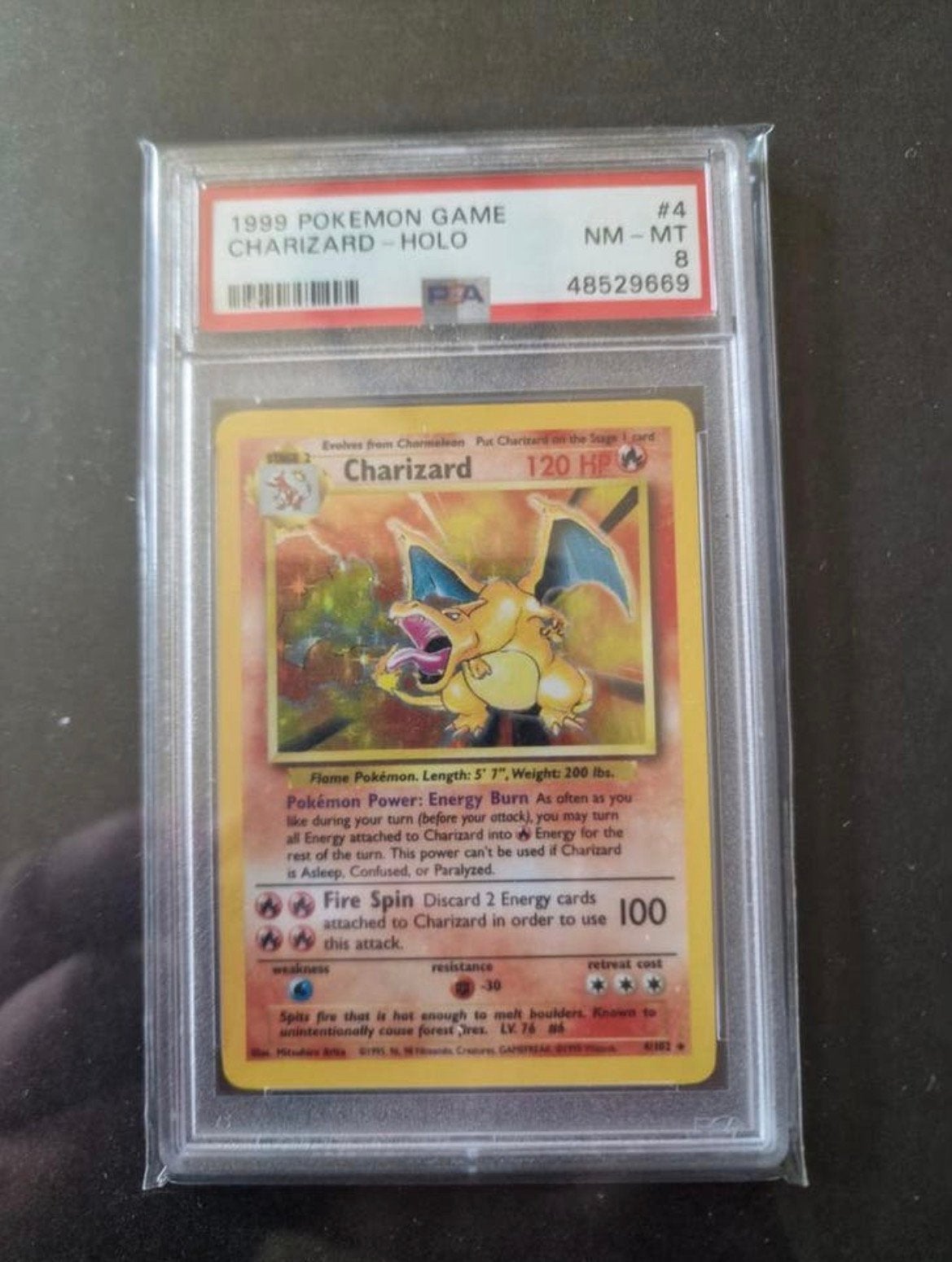 Charizard holo PSA 8 - 1999, Hobby en Vrije tijd, Verzamelkaartspellen | Yu-gi-Oh!, Verzenden, Zo goed als nieuw
