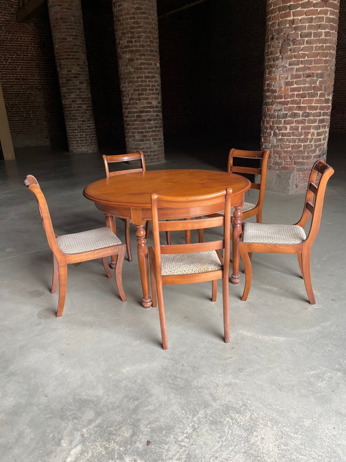 Antieke tafel met bijbehorende stoelen, Ophalen