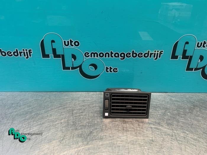 Grille aération tableau de bord d'un Iveco Daily (Daily 89-, -, 3 mois de garantie, Utilisé, Autres marques automobiles