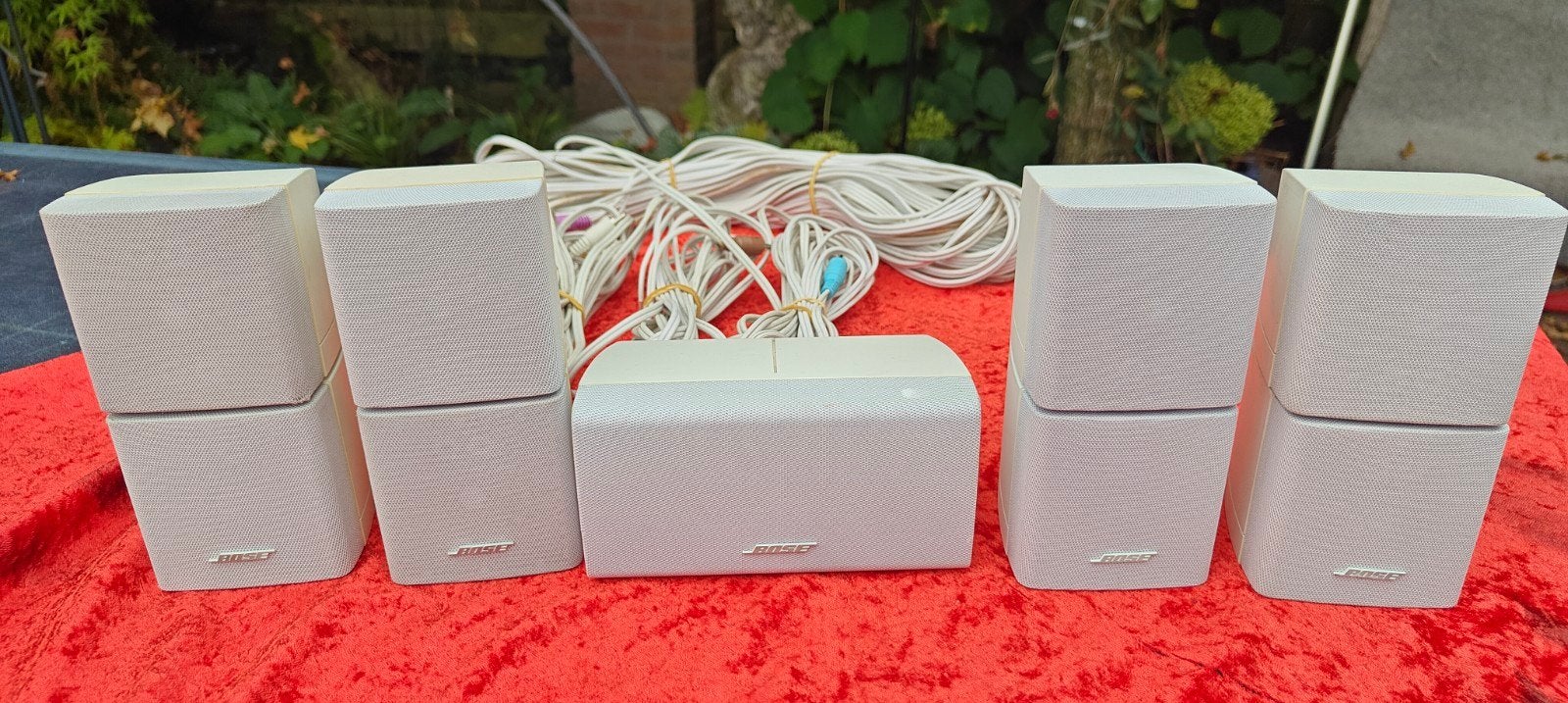 Bose dubbele Cube luidsprekers 5x hagel wit+ luidsprekerkabe, Audio, Tv en Foto, Ophalen of Verzenden, Zo goed als nieuw, 5.1-systeem