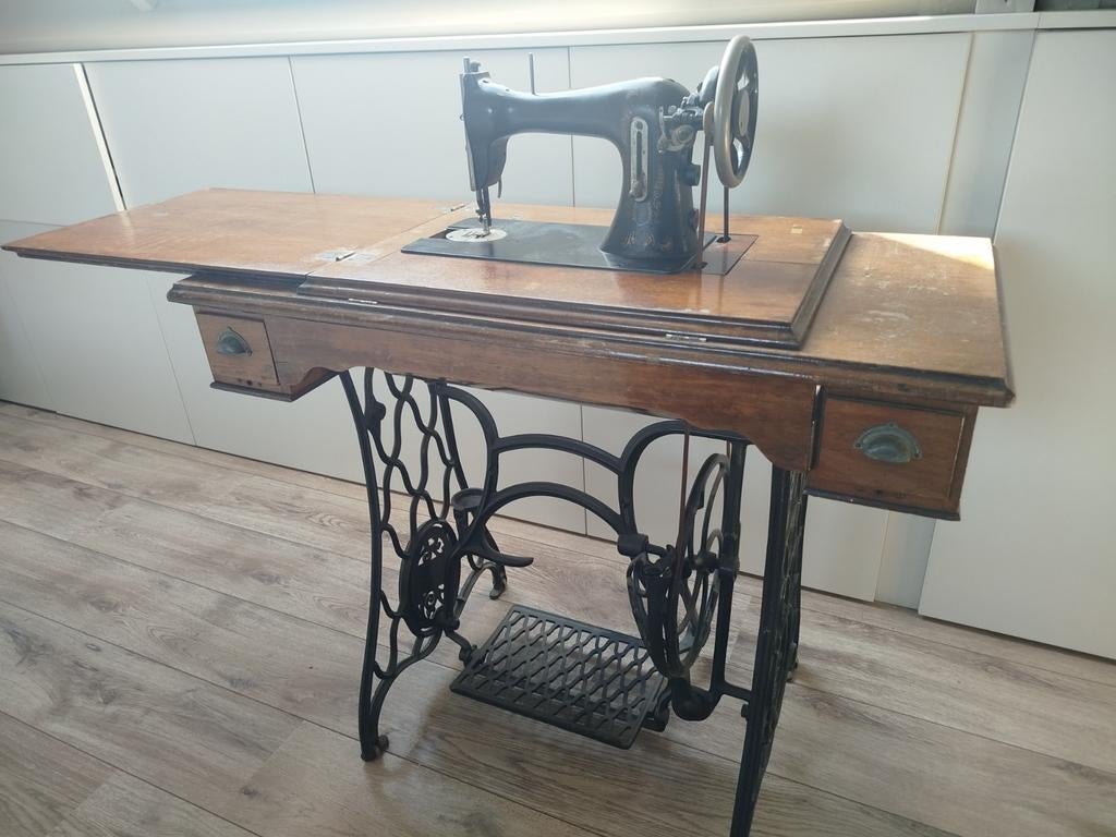 Oude Naaimachine, voetpedaal werkt, Antiek en Kunst, Ophalen