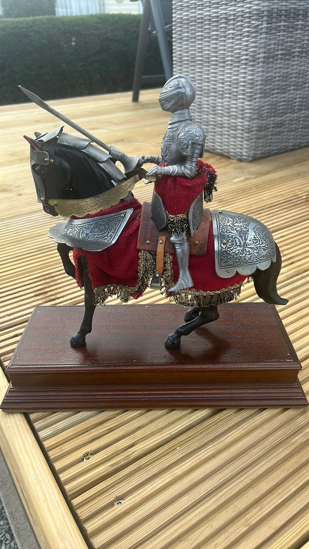 metalen ridder op paard, Ophalen