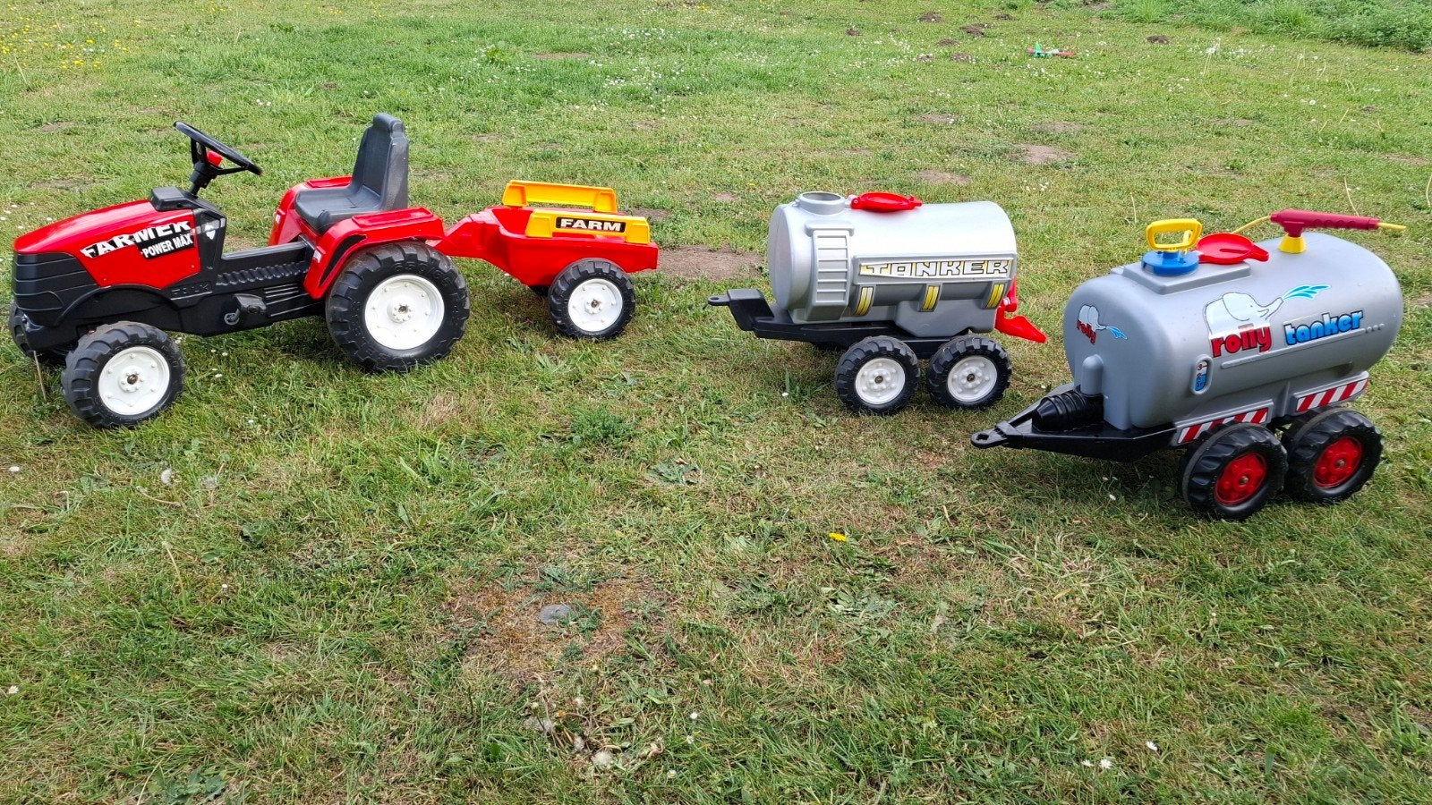 Farmer tractor met aanhangwagen en 2 tankwagens, Ophalen
