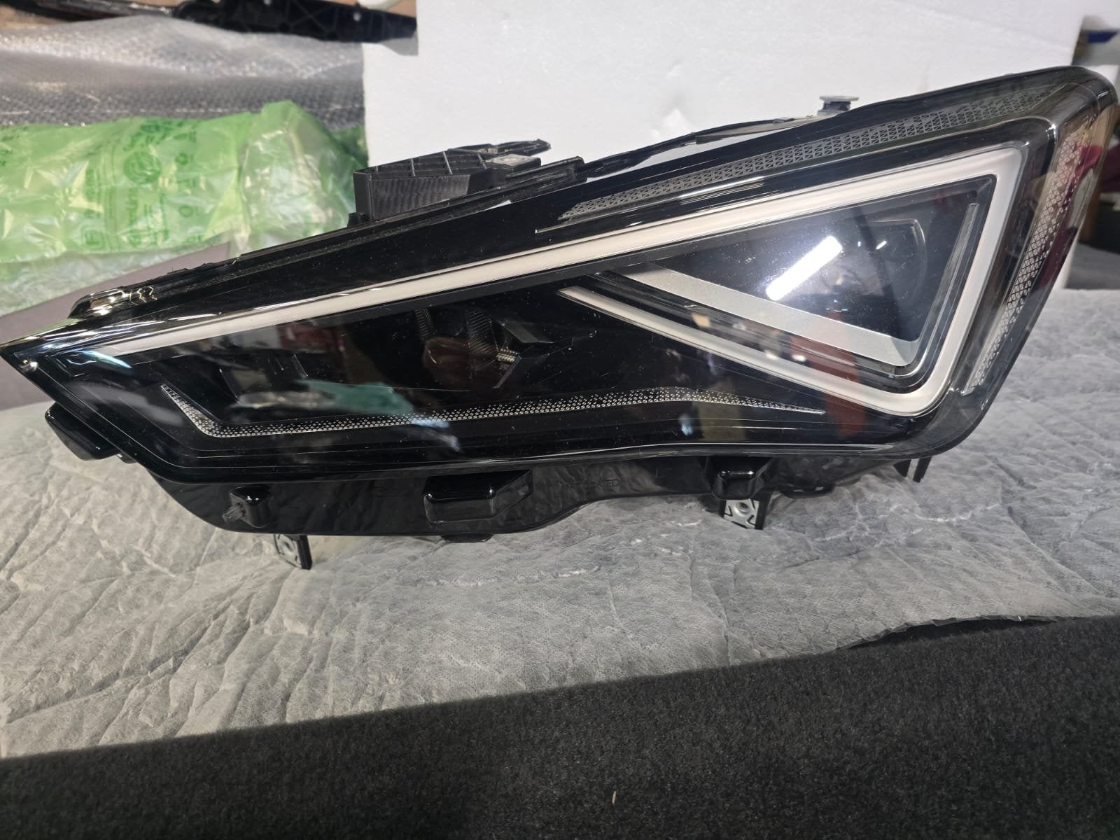 Seat Cupra Leon 5FA 20-24 LED Koplamp Links 5FB941035B, Gebruikt, Autovia A-2, Km 585 585
08760  Martorell, ES, SEAT S.A., Customercare@seat.es