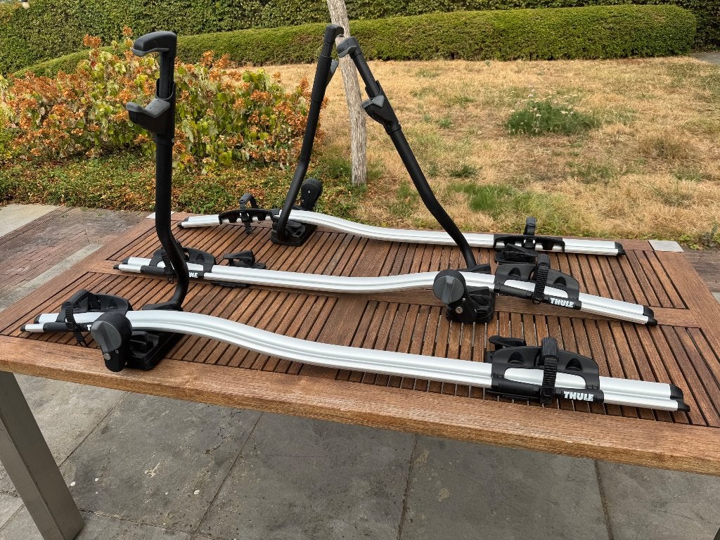 Thule Fietsdragers (3x) + Dakdragerset (120 cm) + Voetensets, Auto diversen, Fietsendragers, Ophalen, 3 fietsen of meer, Zo goed als nieuw