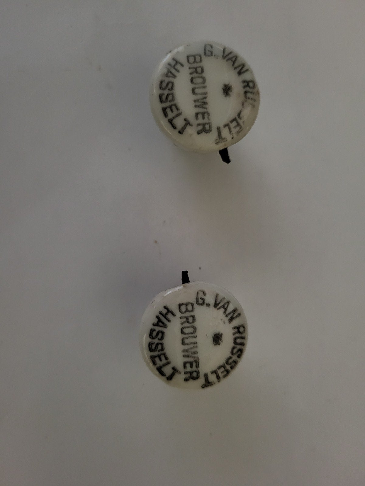 2 bouchons en porcelaine - Brasserie Van Russelt Hasselt, Enlèvement
