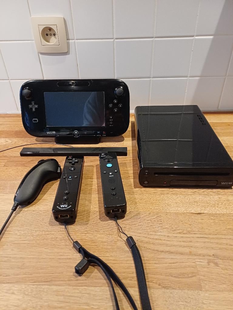 WiiU nintendo console zwart + 2 controllers + 1nunchunck, Games en Spelcomputers, Ophalen, Gebruikt