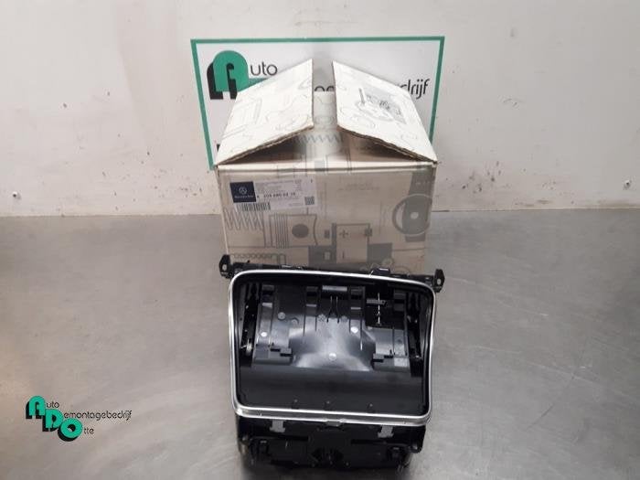 Compartiment de rangement d'un Mercedes C-Klasse (C-Klasse 1, Neuf, 3 mois de garantie, -, -
