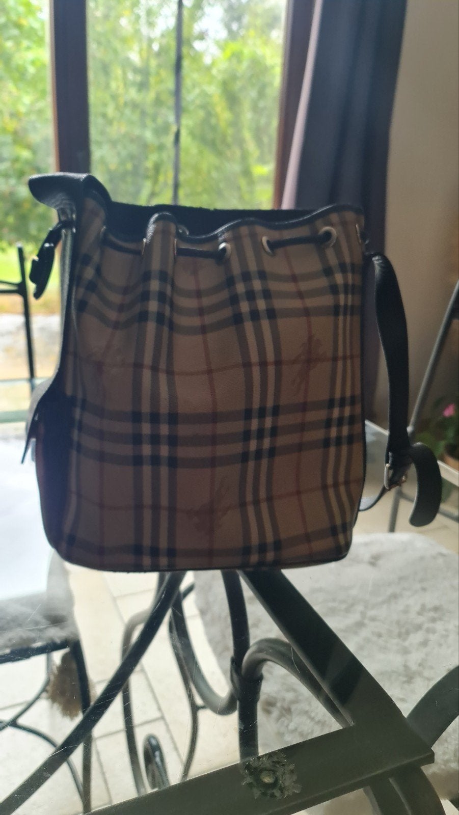 burberry sac, Enlèvement