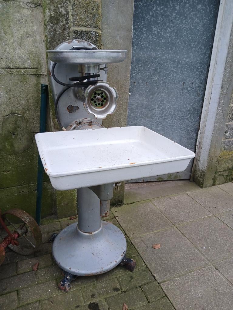 Antieke vleesmolen, Enlèvement