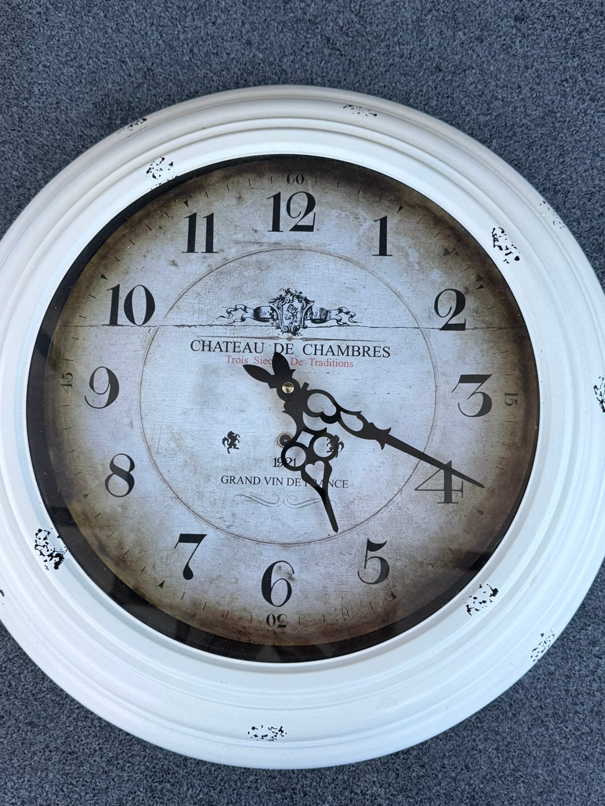 Landelijke , metalen wandklok, Wandklok, Ophalen of Verzenden, Zo goed als nieuw, Beige