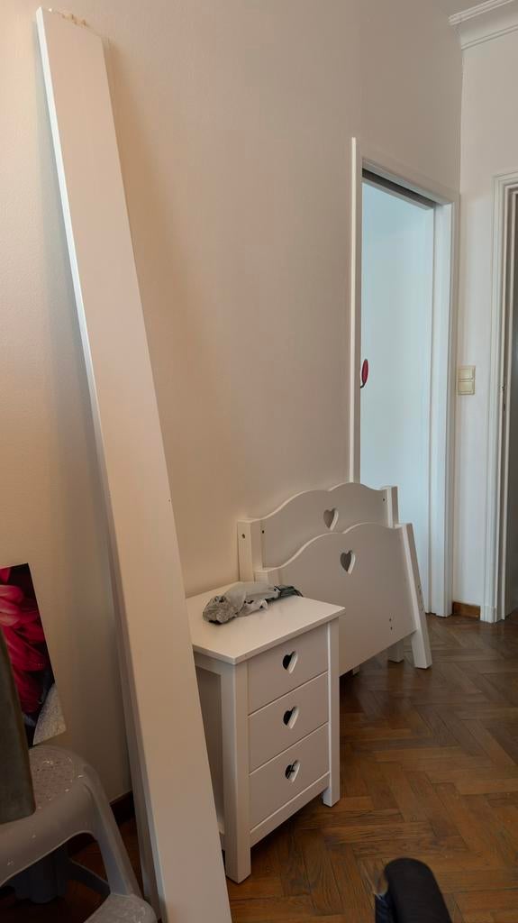 Eenpersoonsbed + dressoir, Ophalen, Zo goed als nieuw