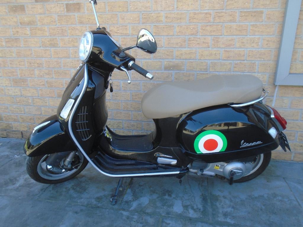 Vespa 250ie gts, 2016, 1e.eig.!koopje 2200€, Motoren, 250 cc, Scooter, Gebruikt, Particulier