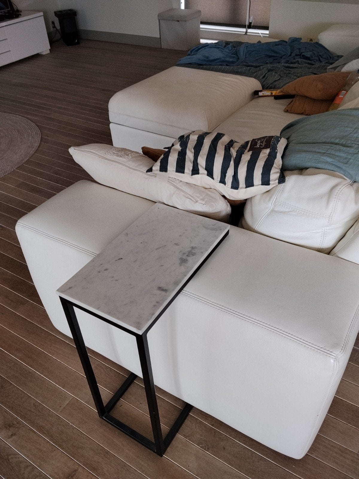 Moderne onderschuif bijzettafel met marmeren blad / C-table, Ophalen
