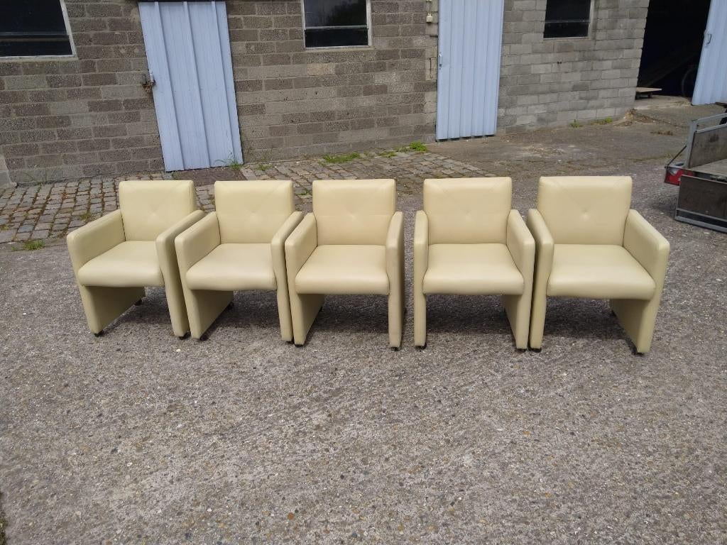 club, pub, vergader of tafel stoel op wieltjes, Huis en Inrichting, Ophalen, Overige materialen, Club / pub / vergader stoel of zetel