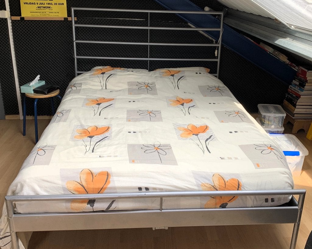 Metalen bed 140 x 200 cm + lattenbodem + matras, Maison & Meubles, Gris, 140 cm, Enlèvement, Utilisé