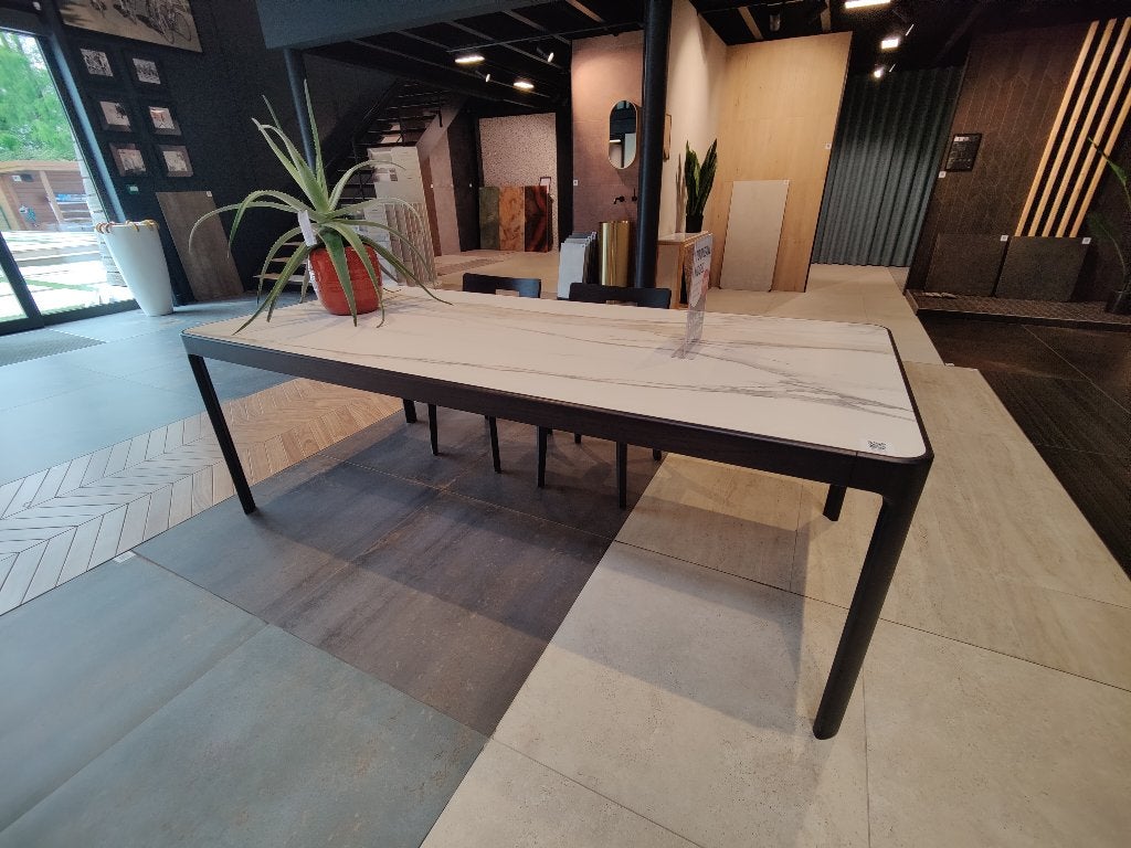 Design eettafel keramisch + 6 stoelen eik (toonzaalmodel), Huis en Inrichting, Ophalen, 100 tot 150 cm, Calcatta blad donker eik onderstel