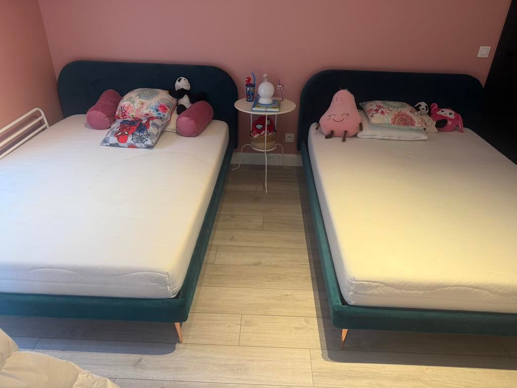 Bed 140 x 200, Huis en Inrichting, Slaapkamer | Complete slaapkamers, Zo goed als nieuw, Ophalen