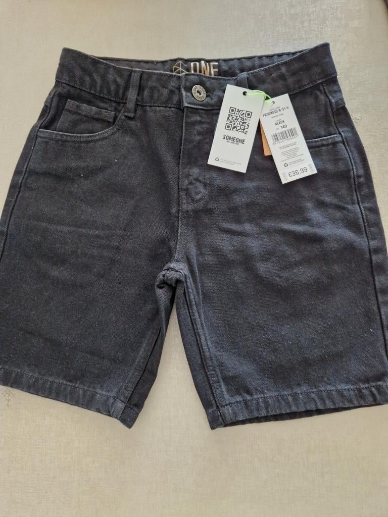 Nieuwe zwarte jongensshort, Ophalen