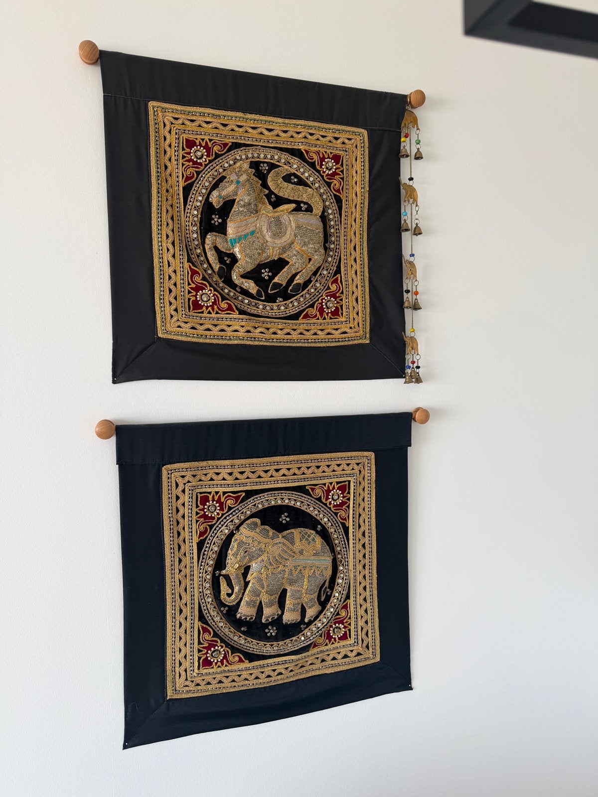 Set van 2 handgeborduurde wanddecoraties – Olifant & Paard, Antiek en Kunst, Ophalen of Verzenden