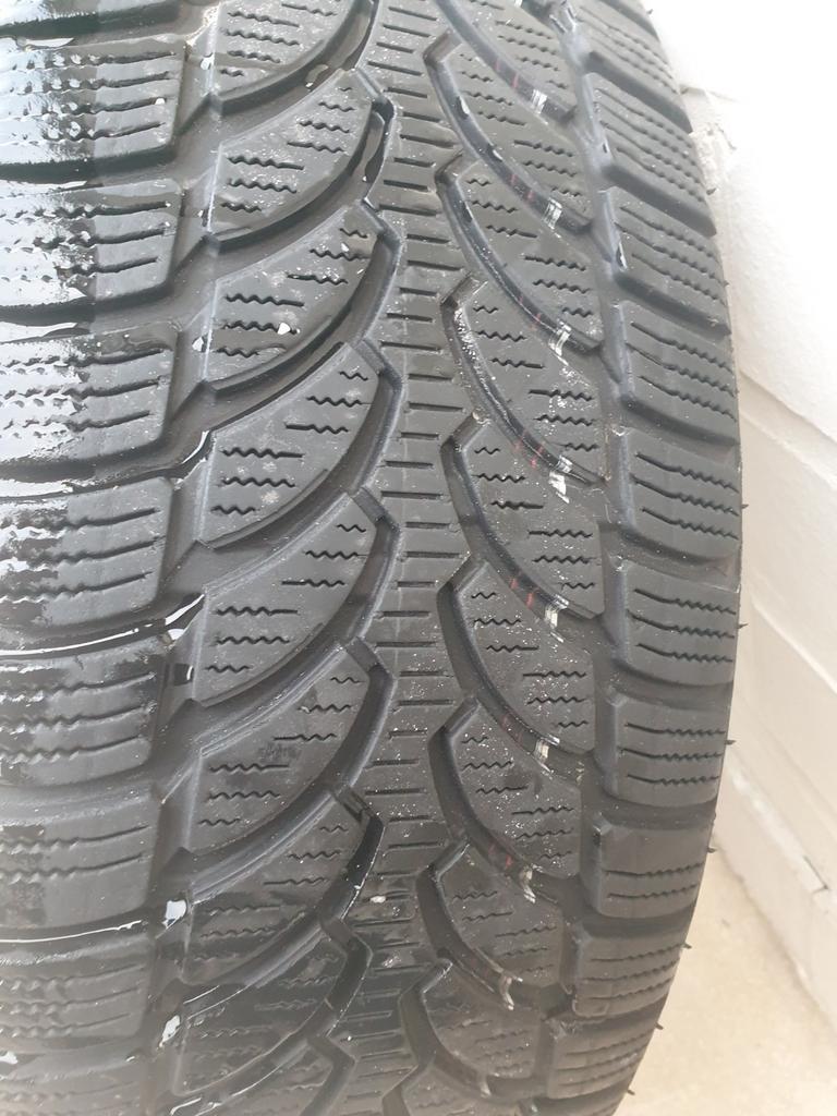 Vier winterbanden op ijzeren velgen, bmw x1, vw skoda merced, Auto-onderdelen, Banden en Velgen, Ophalen, Winterbanden, Velg(en)