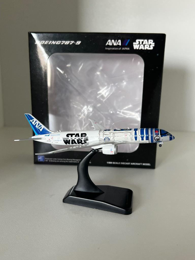 All Nippon Airways Boeing B787-8 Star Wars ‘R2-D2’, Ophalen of Verzenden, Zo goed als nieuw, Schaalmodel