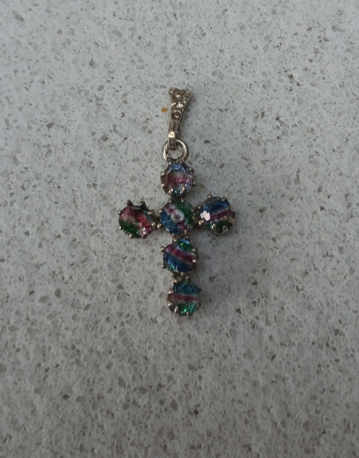 Kruisje met meerkleurige stenen ca. 2 x 1,5 cm, Ophalen