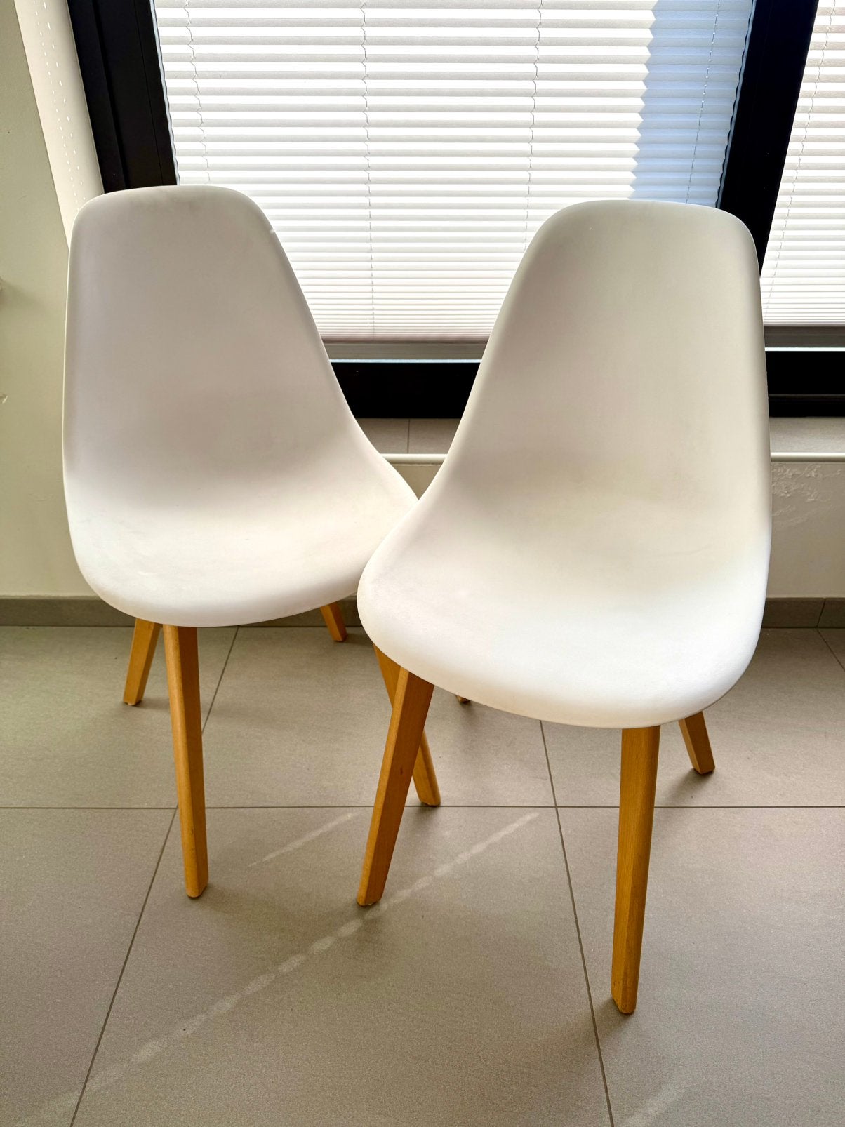 Twee eetkamerstoelen, wit/hout, Huis en Inrichting, Stoelen, Gebruikt, Twee, Wit, Ophalen