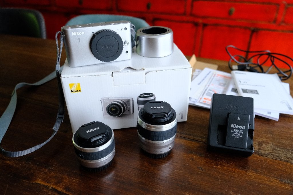 Nikon 1J1 grijs met nikkor 10-30mm + 30-110mm, TV, Hi-fi & Vidéo, Appareils photo numériques, Pare-soleil, Comme neuf, Enlèvement