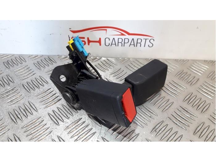 Insertion ceinture de sécurité arrière droite d'un Merced, Autos : Pièces & Accessoires, Habitacle & Garnissage, Mercedes-Benz