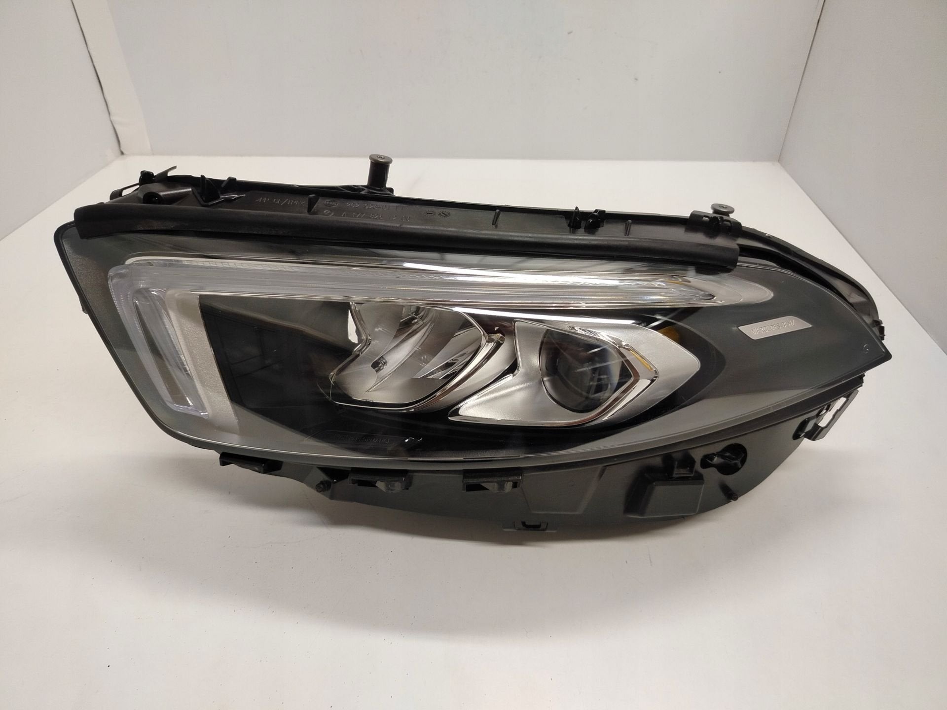 Phare gauche Mercedes Classe A A1779064703, Autos : Pièces & Accessoires, Mercedes-Benz AG, Mercedes-Benz, Utilisé, Mercedesstrasse 120
70372  Stuttgart, DE