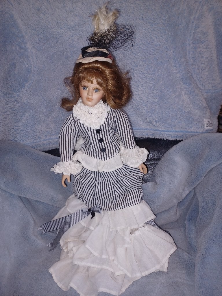 Ancienne poupée musicale en porcelaine , avec le support, Antiquités & Art, Enlèvement ou Envoi