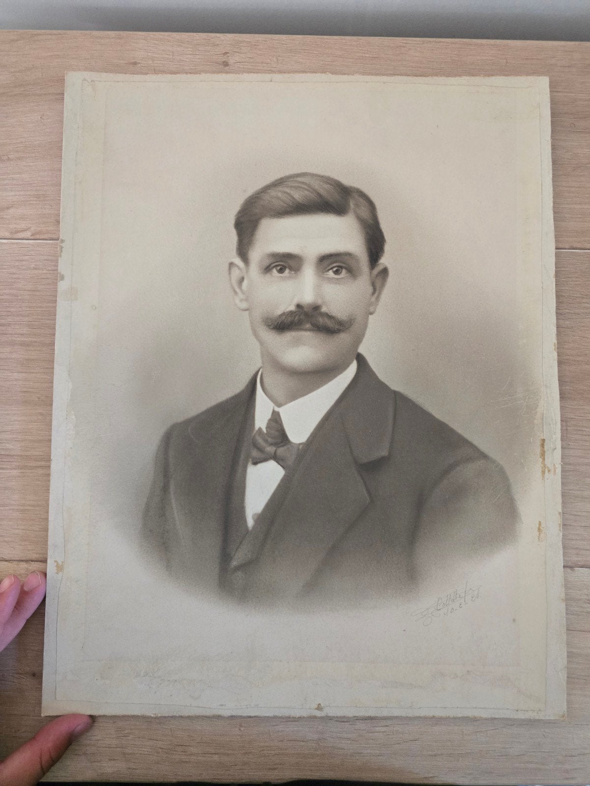 Ancien grand portrait photographique homme moustachu – 1927, Enlèvement ou Envoi