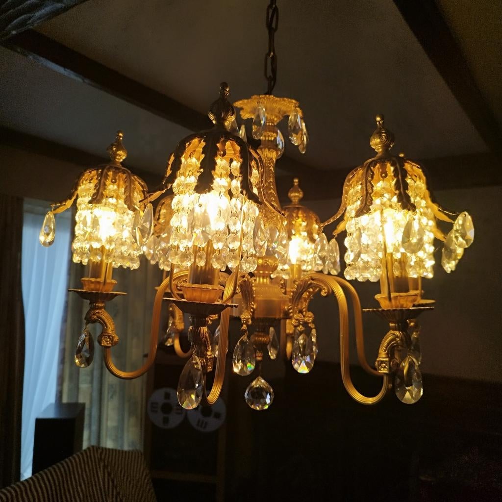 3 lustres en cristal, Enlèvement