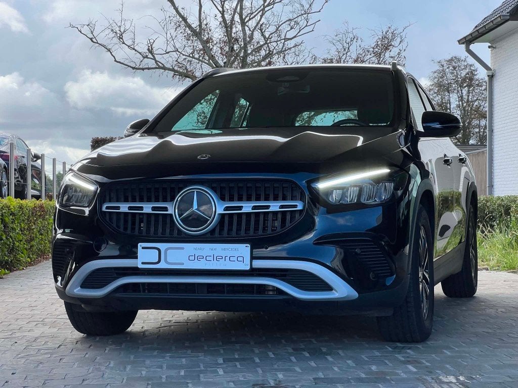 Mercedes GLA 180 2025 automaat camera, Auto's, 4 cilinders, Leder en Stof, Zwart, Bedrijf