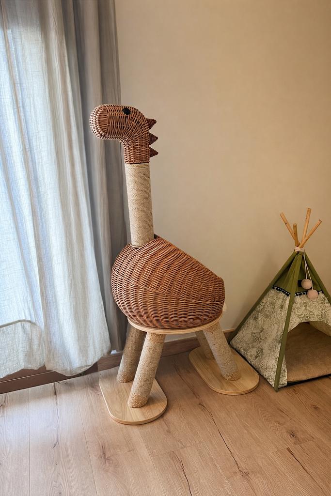 Unieke kattenmand dinosaurus – rotan, hout & krabpaal, Dieren en Toebehoren, Ophalen of Verzenden, Zo goed als nieuw, Krabpaal
