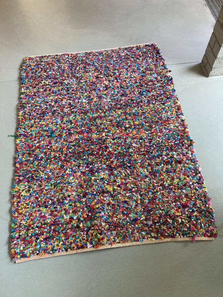 Kleurrijk tapijt gemaakt uit stukjes stof, Huis en Inrichting, Stoffering | Tapijten en Vloerkleden, Ophalen, Gebruikt, 100 tot 150 cm